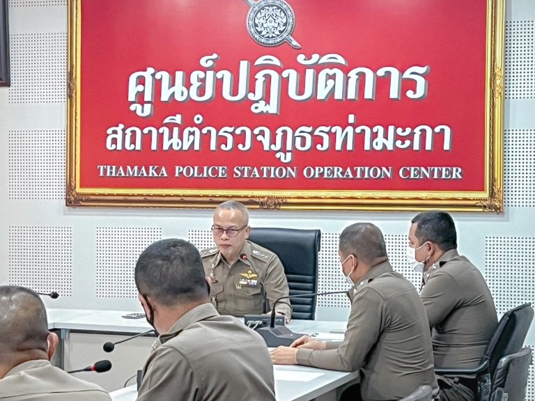 พันตำรวจเอกนัฐพงศ์ เอกเผ่าพันธุ์ ผู้กํากับการสถานีตํารวจภูธรท่ามะกา ชี้แจงและให้ข้อมูลเกี่ยวกับการประเมินแก่เจ้าหน้าที่ตํารวจในสถานีตํารวจภูธรท่ามะกา