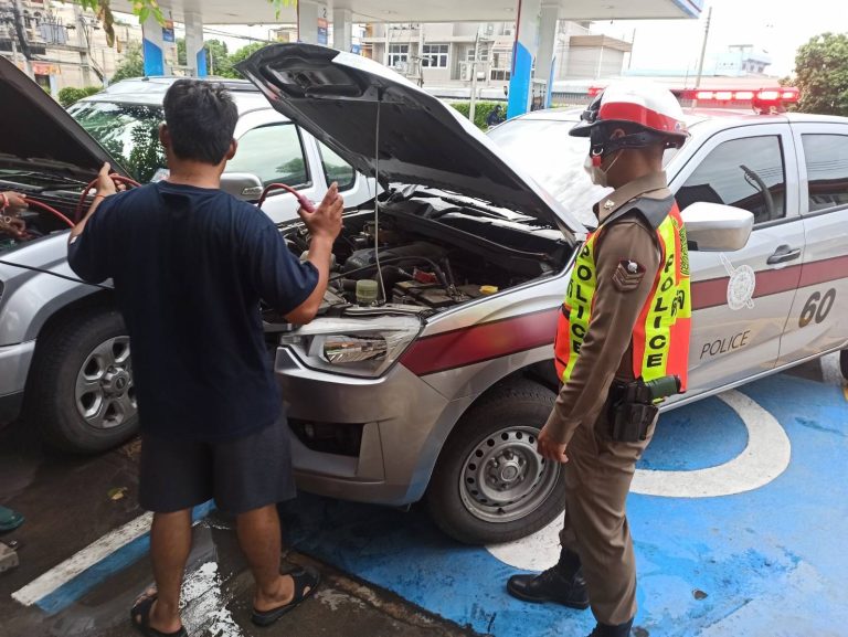 จราจร สภ.ท่ามะกา ช่วยเหลือประชาชนรถยนต์แบตเตอรี่หมด